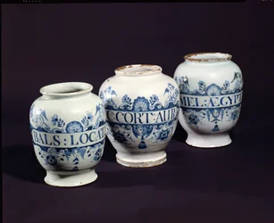 Apoteker med medicinkrukker, ca. 1740 (keramik)